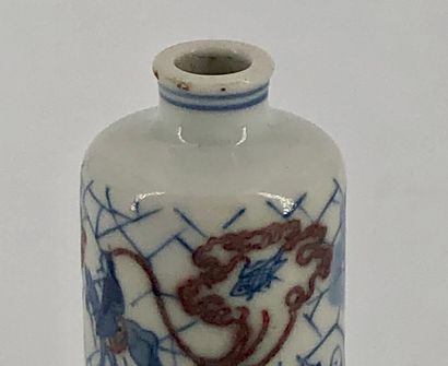 Two snuff bottles of cylindrical shape 

Porcelain:...