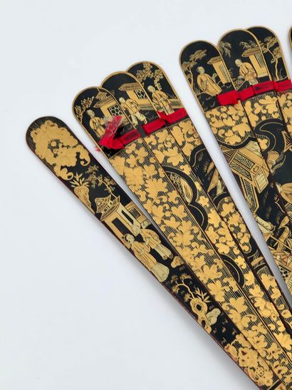 Gold lacquered wood fan, decorated with scenes...