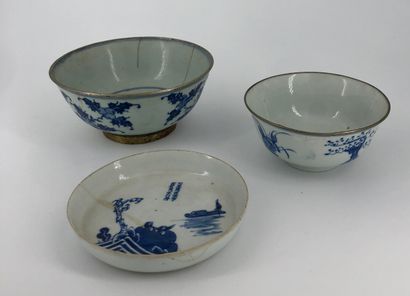 Lot including two bowls and a cup in blue-white...