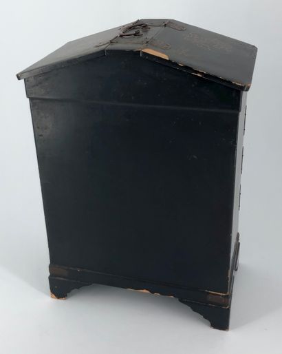 Japon, XXème siècle

Petit cabinet en laque...