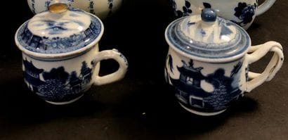Lot of 5 pieces, in blue-white porcelain...