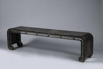 Table de luth en bois exotique sculpté, ajouré...