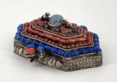 Tibet, 20th century,



Covered box in silver...