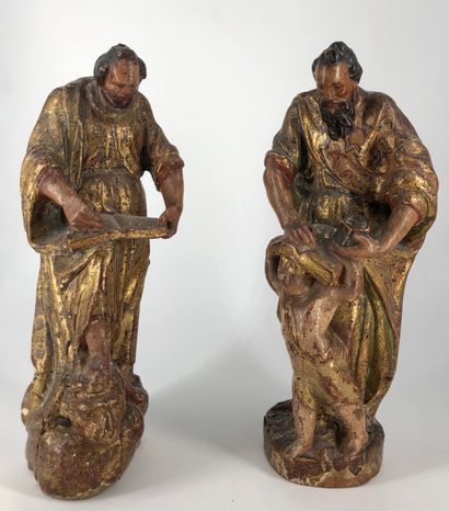 Deux statuettes sculptées en demi ronde-bosse...