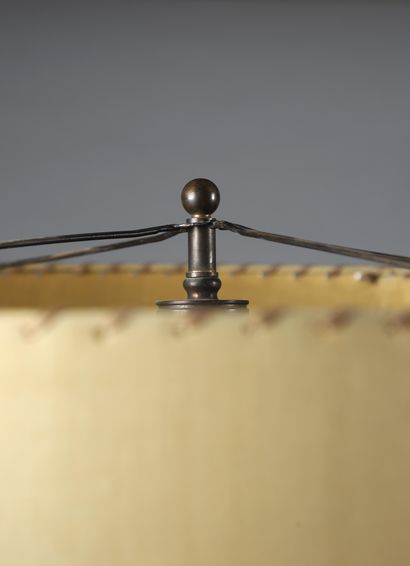 Paire de bougeoirs montés en lampadaires...