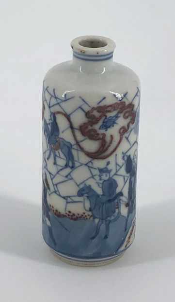 Two snuff bottles of cylindrical shape 

Porcelain:...