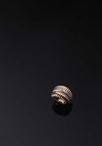 Bague composée de trois godrons rainurés...