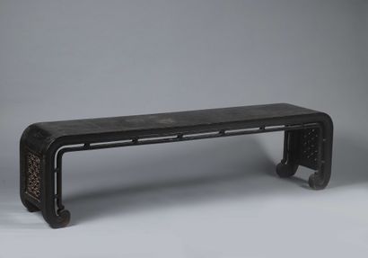 Table de luth en bois exotique sculpté, ajouré...