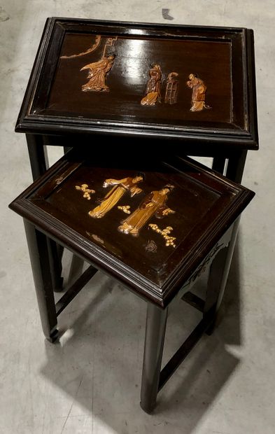 Deux tables gigognes en bois teinté à décor...