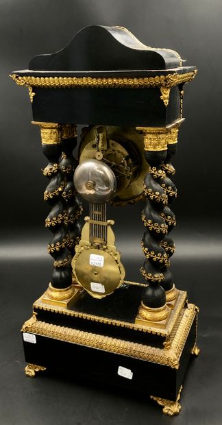 Pendule de cheminée à quatre colonnes torsadées,...