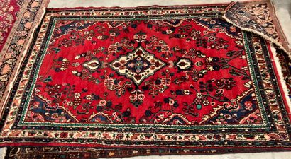 Un ensemble de 4 tapis laine
comprenant :
-...