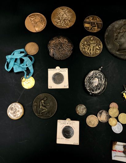 Un lot de pendentifs souvenirs à monture...