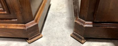Ensemble de deux vitrine en acajou ouvrant...