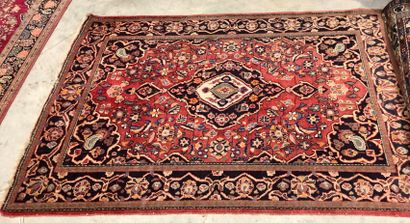 Un ensemble de 4 tapis laine
comprenant :
-...