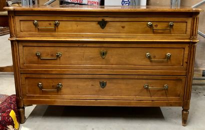 Commode en bois clair ouvrant par 3 tiroirs...