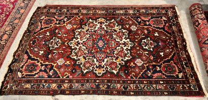 Un ensemble de 4 tapis laine
comprenant :
-...
