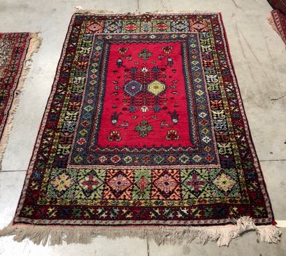 MAROC
2 tapis laine à champs rouge et bleu
210...