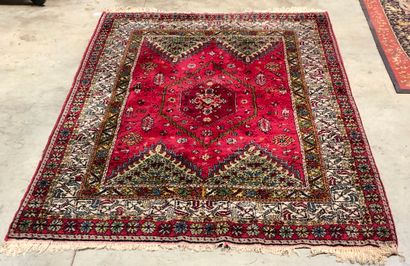 MAROC
2 tapis laine à champs rouge et bleu
210...
