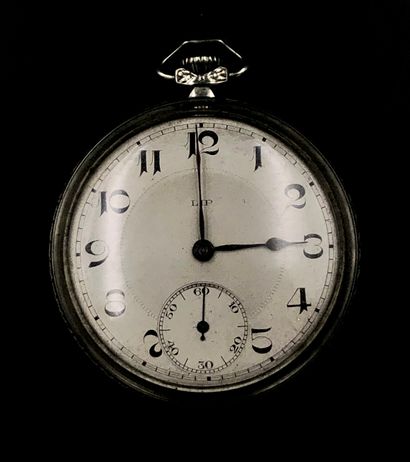 LIP
Montre de poche plate en acier. Chiffres...