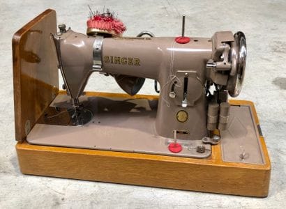 SINGER
Machine à coudre BAB3-8 dans son coffret...