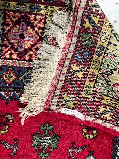 MAROC
2 tapis laine à champs rouge et bleu
210...