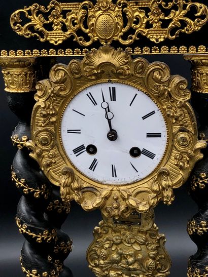 Pendule de cheminée à quatre colonnes torsadées,...
