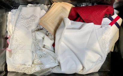 Lot de linge de maison dont napperons, nappes...
