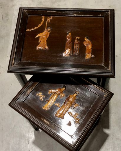Deux tables gigognes en bois teinté à décor...