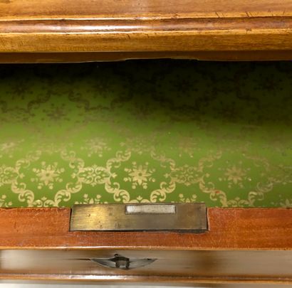 Commode en bois clair ouvrant par 3 tiroirs...