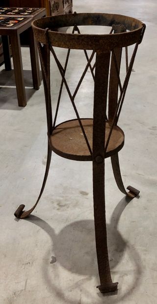Piètement de jardinière en fer forgé tripode...