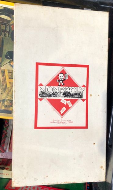 Un ensemble de jeux de société dont : 
-...