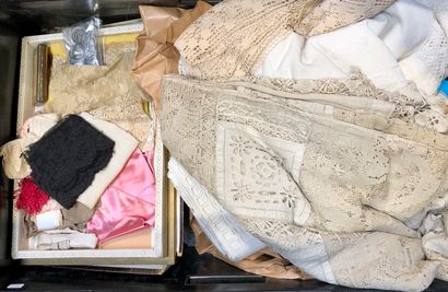Lot de linge de maison dont napperons, nappes...
