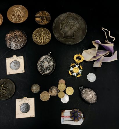 Un lot de pendentifs souvenirs à monture...
