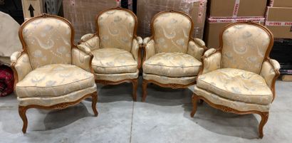 Suite de 4 fauteuils en bois naturel mouluré...
