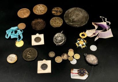 Un lot de pendentifs souvenirs à monture...