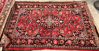 Un ensemble de 4 tapis laine
comprenant :
-...