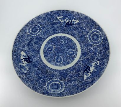Important plat en porcelaine bleu blanc,...