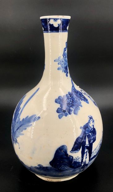 Vase pansu à col étroit en porcelaine bleu...