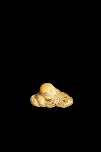 Netsuke en résine ou noix de corozo, représentant...