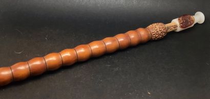 Pipe en bois annelé, avec embout en laiton...