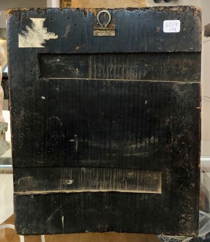 Icône en bois peint sur panneau bombé et...