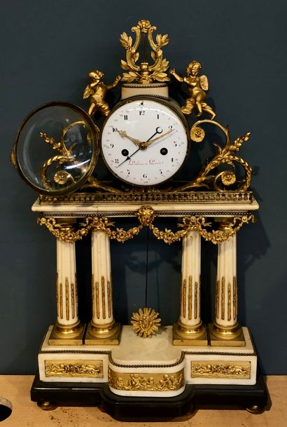Pendule portique en marbre blanc veiné et...