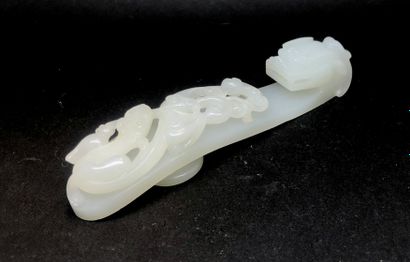 Fibule en jade blanc, à décor sculpté de...