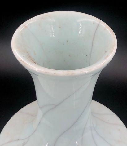 Vase pansu en porcelaine émaillé céladon...