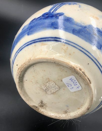 Vase pansu à col étroit en porcelaine bleu...
