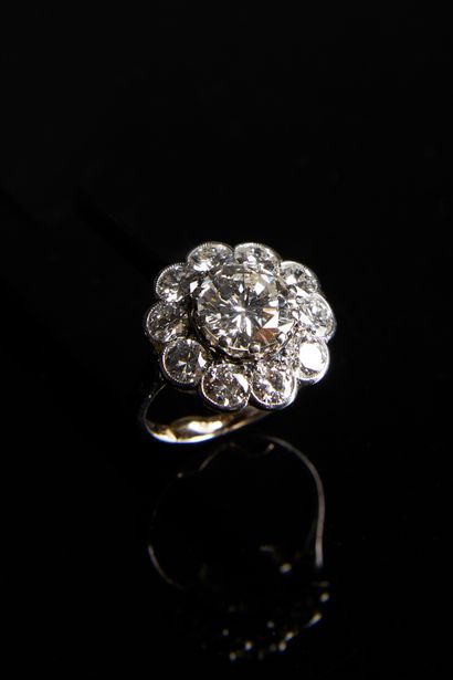 Bague marguerite en platine 950/°°° ornée...