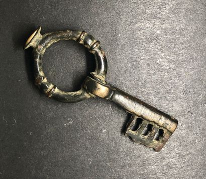 Clé romaine pliante et en pendentif. 

Bronze...