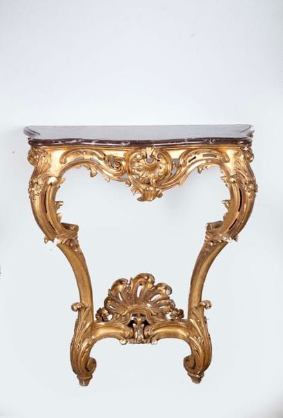 Petite console en bois richement sculpté...