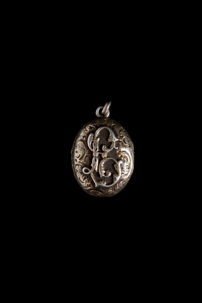 Pendentif ovale en argent partiellement vermeillé...