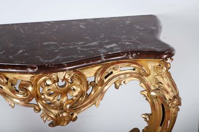 Petite console en bois richement sculpté...